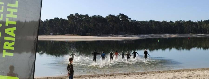 - Heuvelrug Triathlon Zwemmen Henschotermeer 1 845x321 - Deelnemersinformatie Heuvelrug Triathlon 2024 - Heuvelrug Triathlon Zwemmen Henschotermeer 1 845x321 - Deelnemersinformatie Heuvelrug Triathlon 2024 -